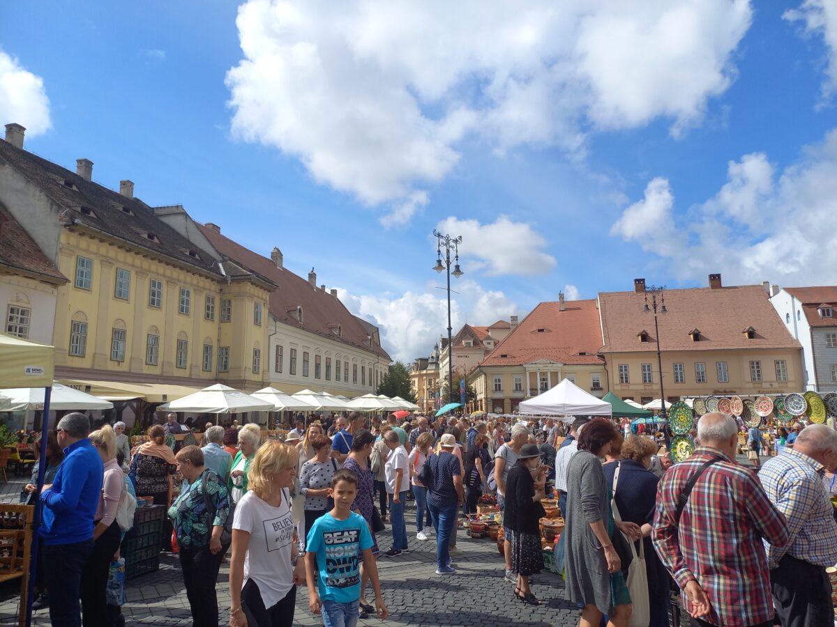 FOTO: Sibiu - Peste 120 de olari și familii, în Piața Mare. Mii de turiști prezenți la târg