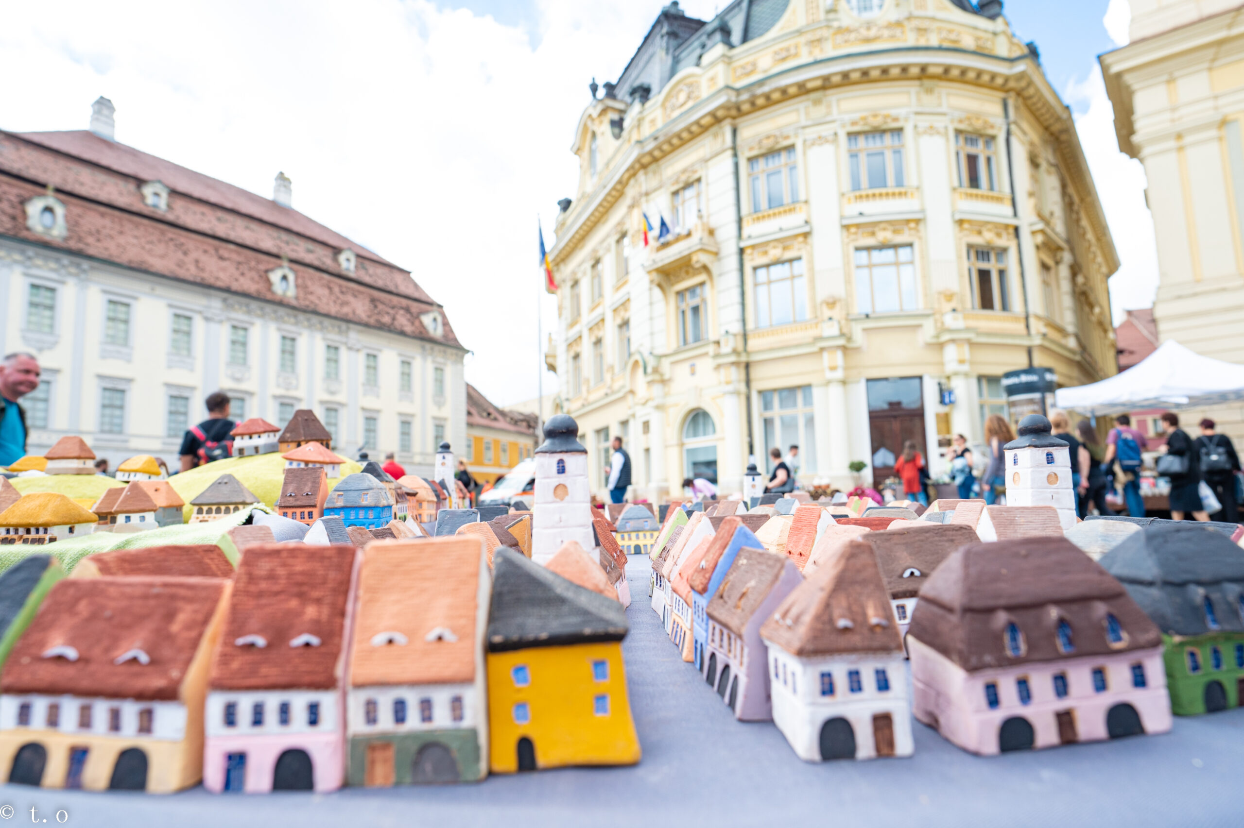 FOTO: Sibiu - Peste 120 de olari și familii, în Piața Mare. Mii de turiști prezenți la târg