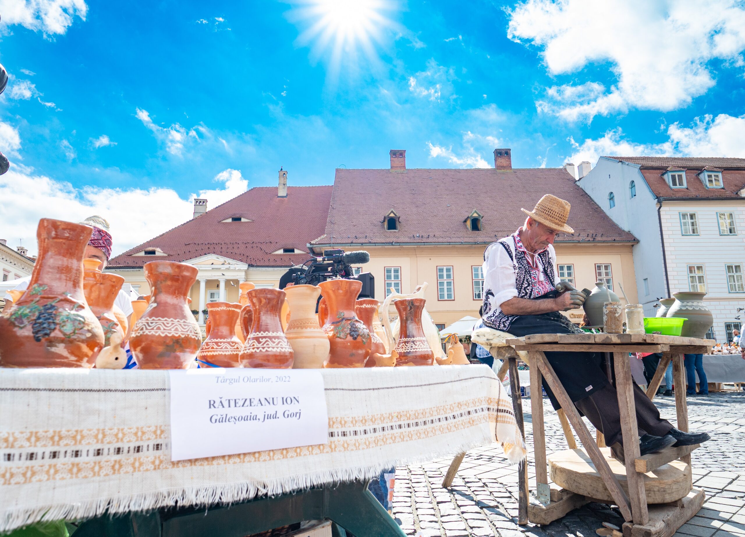 FOTO: Sibiu - Peste 120 de olari și familii, în Piața Mare. Mii de turiști prezenți la târg