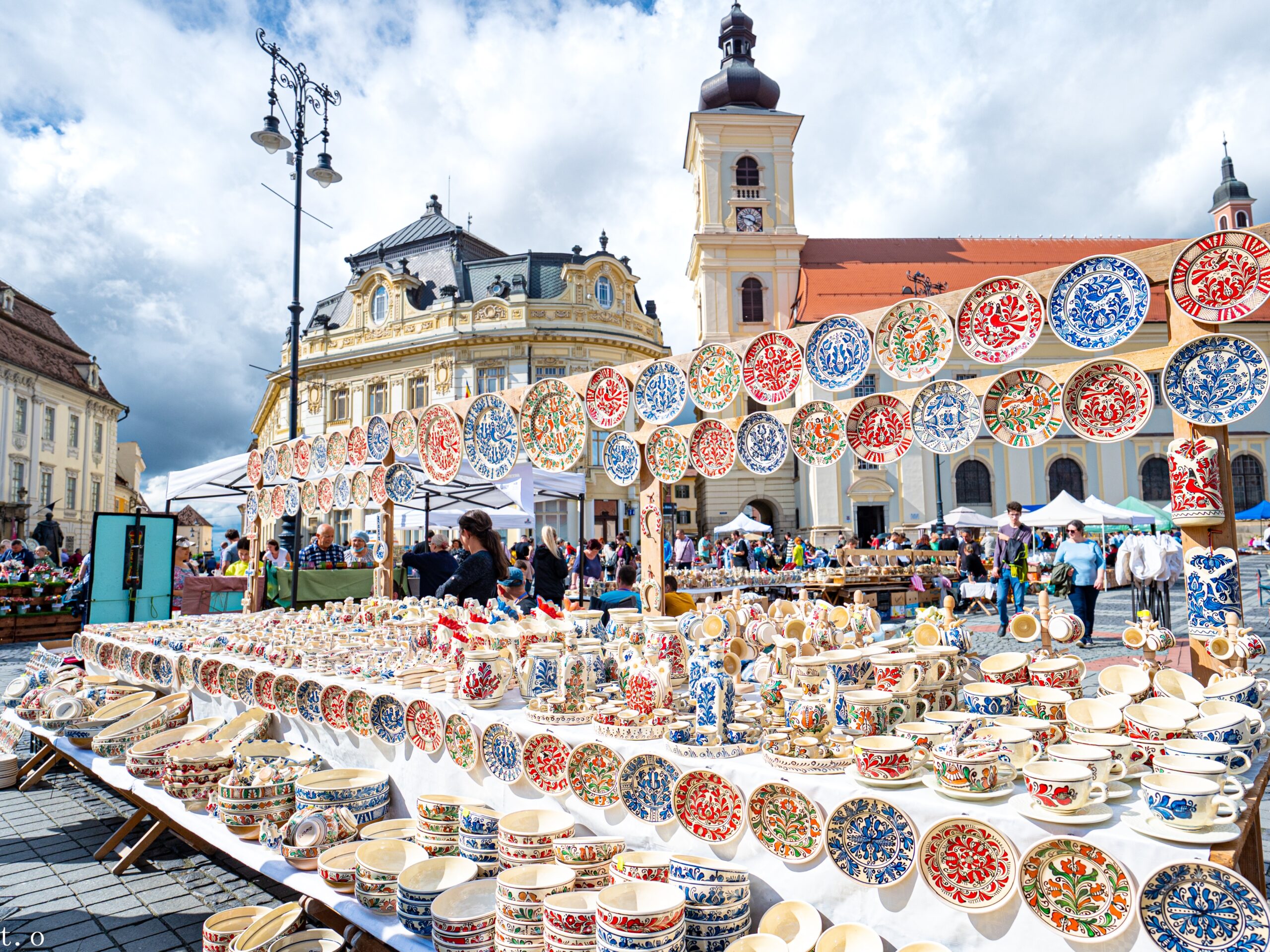 FOTO: Sibiu - Peste 120 de olari și familii, în Piața Mare. Mii de turiști prezenți la târg