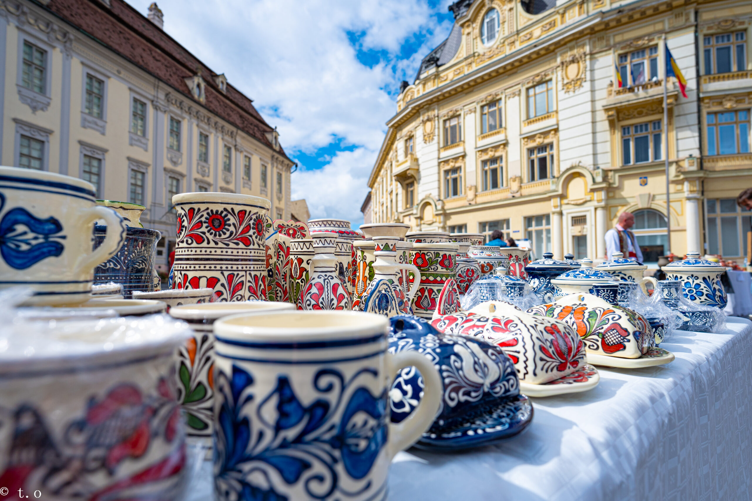 FOTO: Sibiu - Peste 120 de olari și familii, în Piața Mare. Mii de turiști prezenți la târg