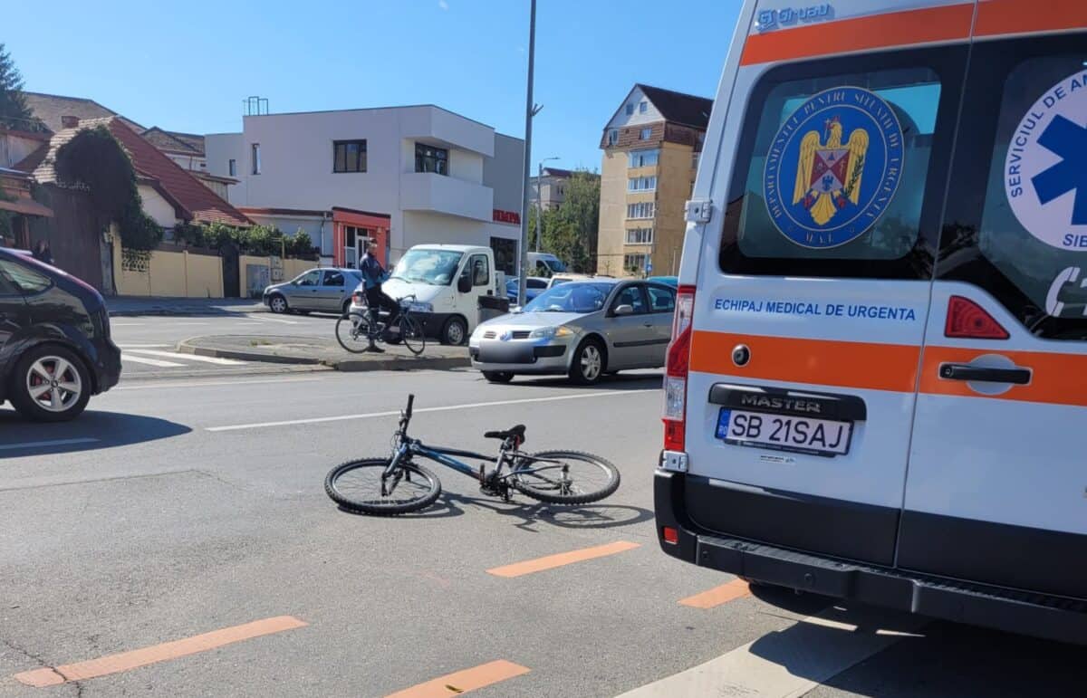 Biciclist lovit de o mașină într-o intersecție din Sibiu - Șoferița nu a acordat prioritate