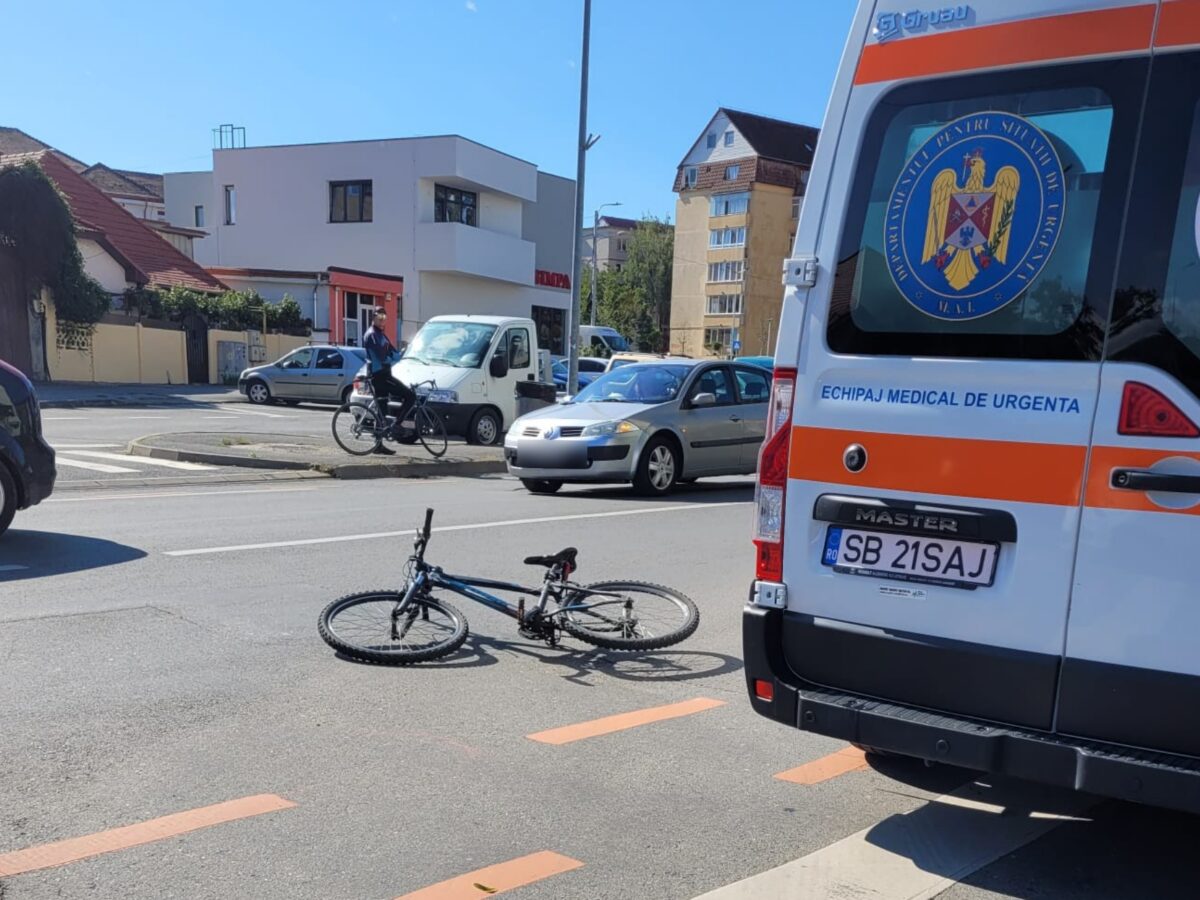 Biciclist lovit de o mașină într-o intersecție din Sibiu - Șoferița nu a acordat prioritate