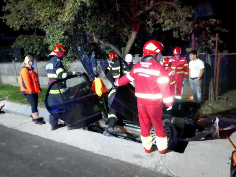 foto accident cumplit la vâlcea – un bărbat a murit după ce s-a izbit cu mașina de un cap de pod