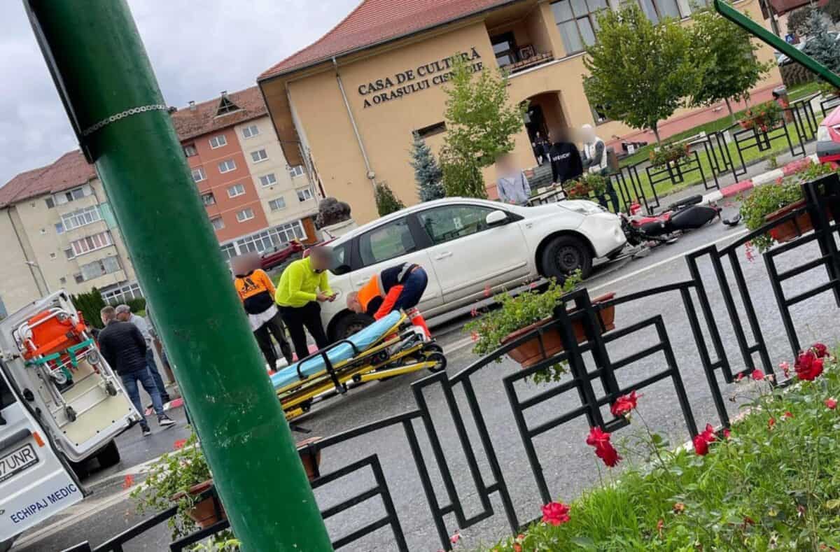 accident în fața casei de cultură din cisnădie - mopedist lovit de o mașină