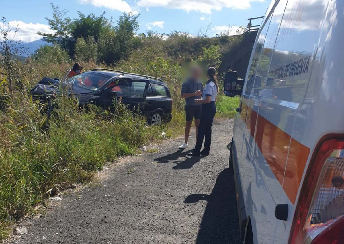 FOTO: Accident între o mașină și un TIR la Tălmaciu II - Femeie rănită, dusă la spital