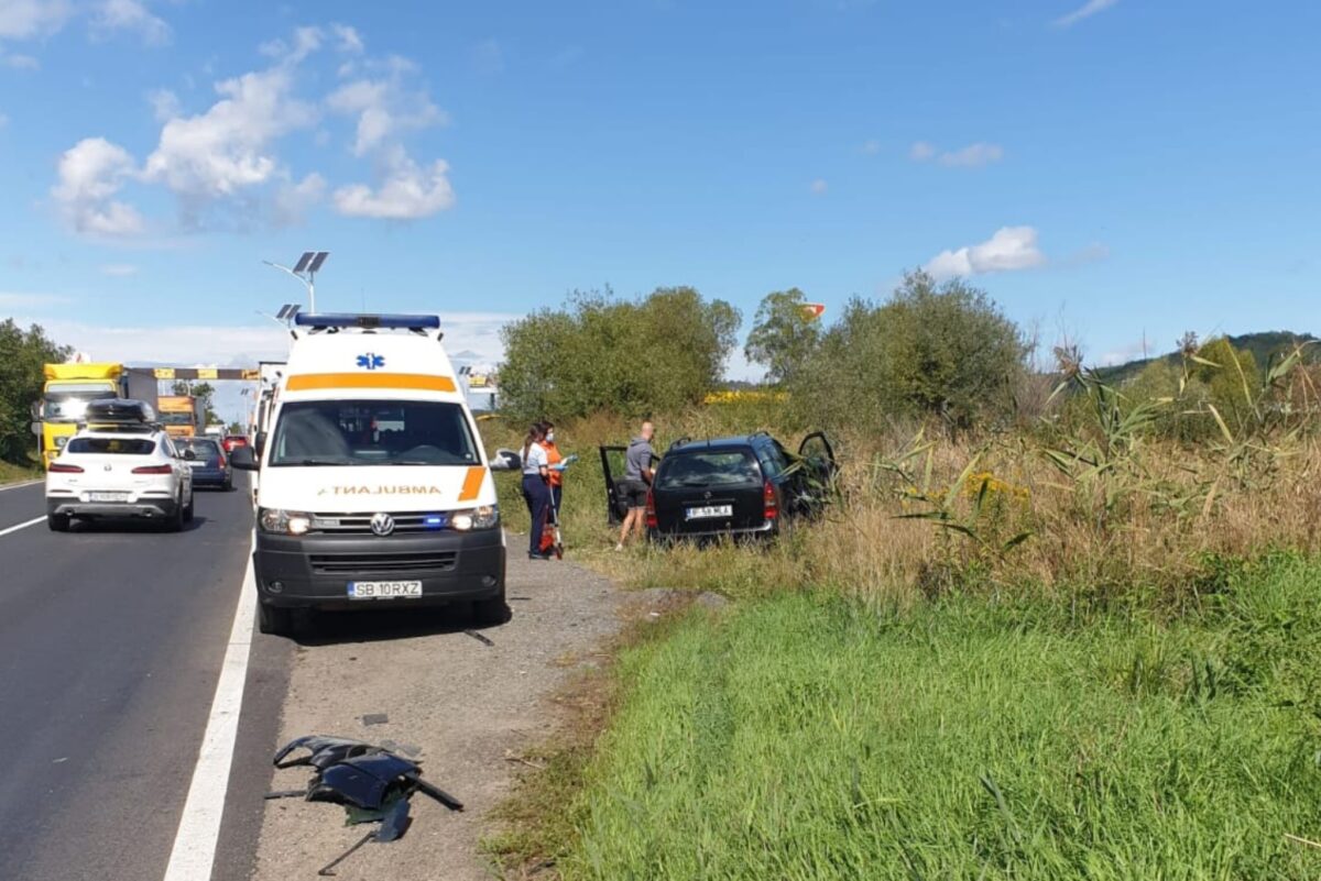 FOTO: Accident între o mașină și un TIR la Tălmaciu II - Femeie rănită, dusă la spital