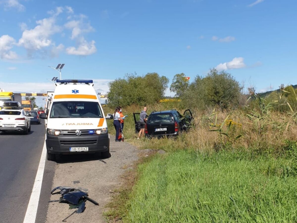 FOTO: Accident între o mașină și un TIR la Tălmaciu II - Femeie rănită, dusă la spital