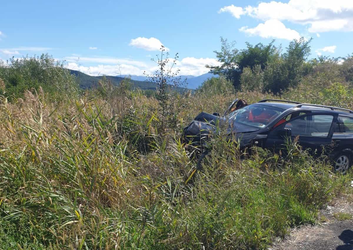 FOTO: Accident între o mașină și un TIR la Tălmaciu II - Femeie rănită, dusă la spital