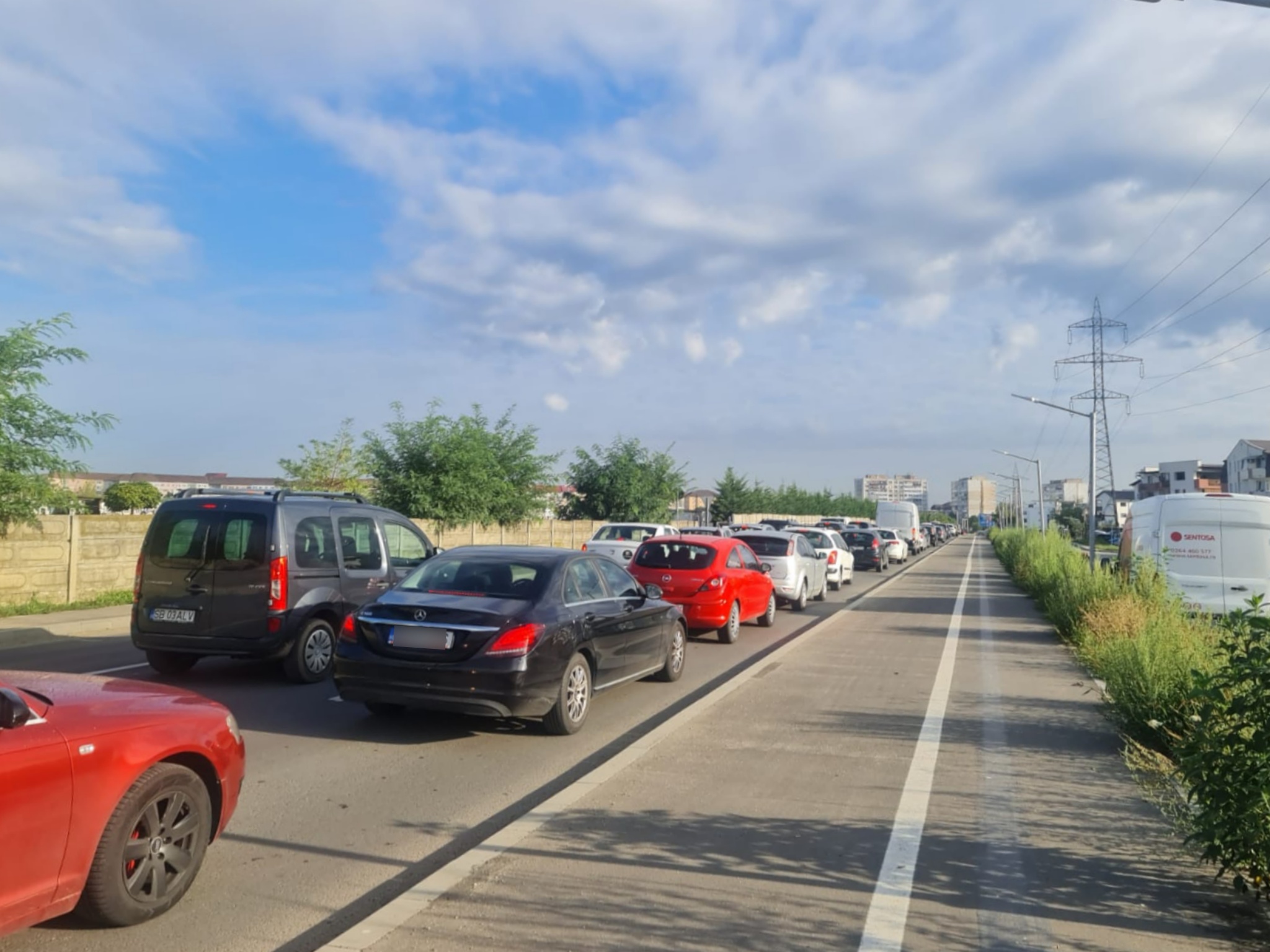 FOTO: Trafic infernal pe Calea Cisnădiei în prima zi de școală - Șoferii au circulat bară la bară