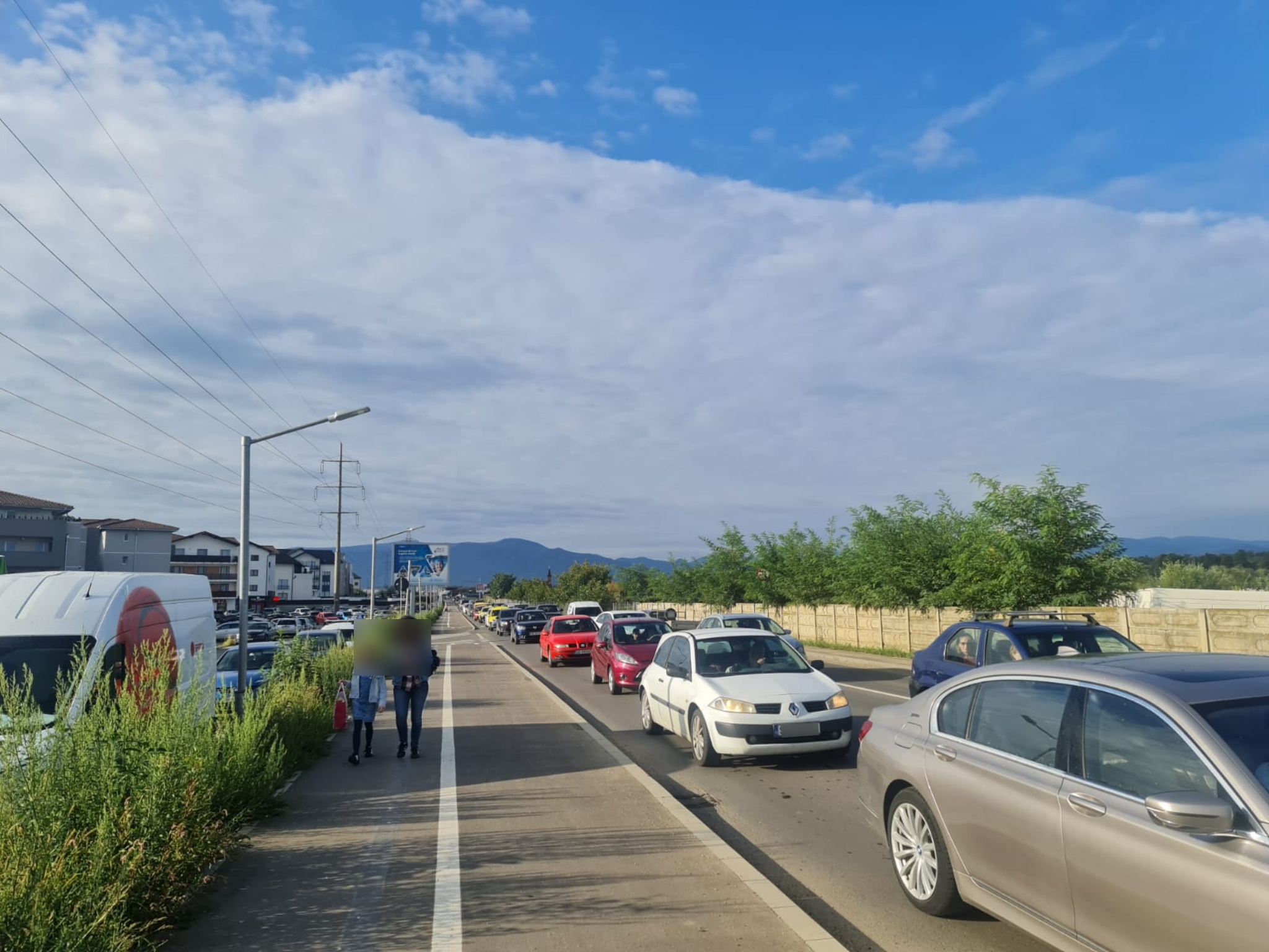 FOTO: Trafic infernal pe Calea Cisnădiei în prima zi de școală - Șoferii au circulat bară la bară