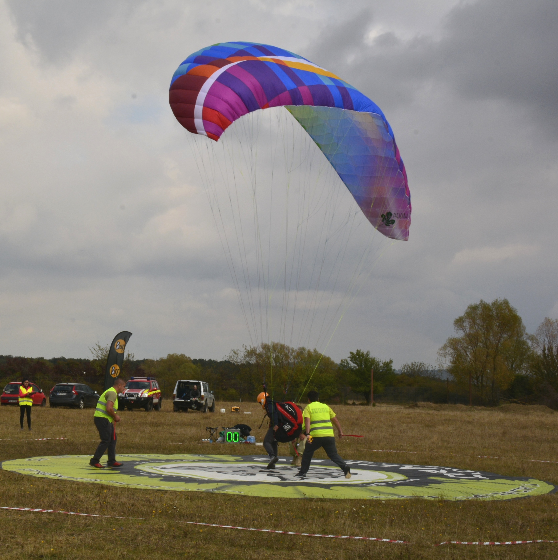 campionatul european de parapantă are loc la sibiu - piloți din douăzeci de țări vin pe aerodromul măgura