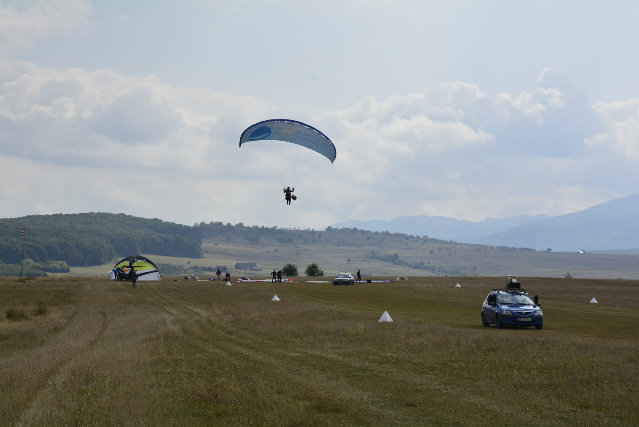 campionatul european de parapantă are loc la sibiu - piloți din douăzeci de țări vin pe aerodromul măgura