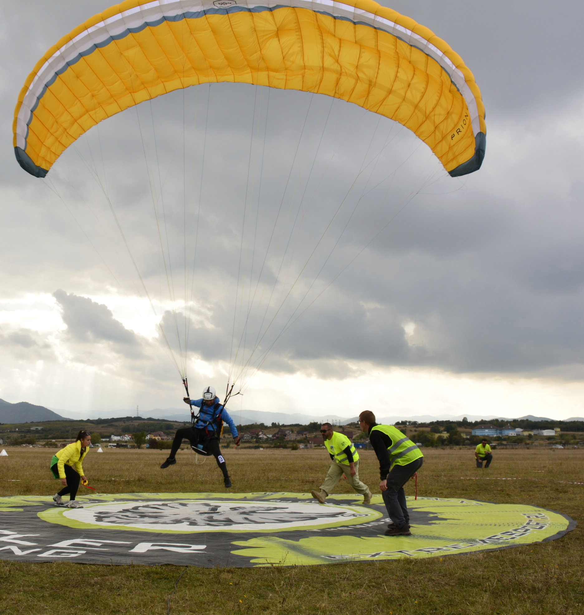 campionatul european de parapantă are loc la sibiu - piloți din douăzeci de țări vin pe aerodromul măgura