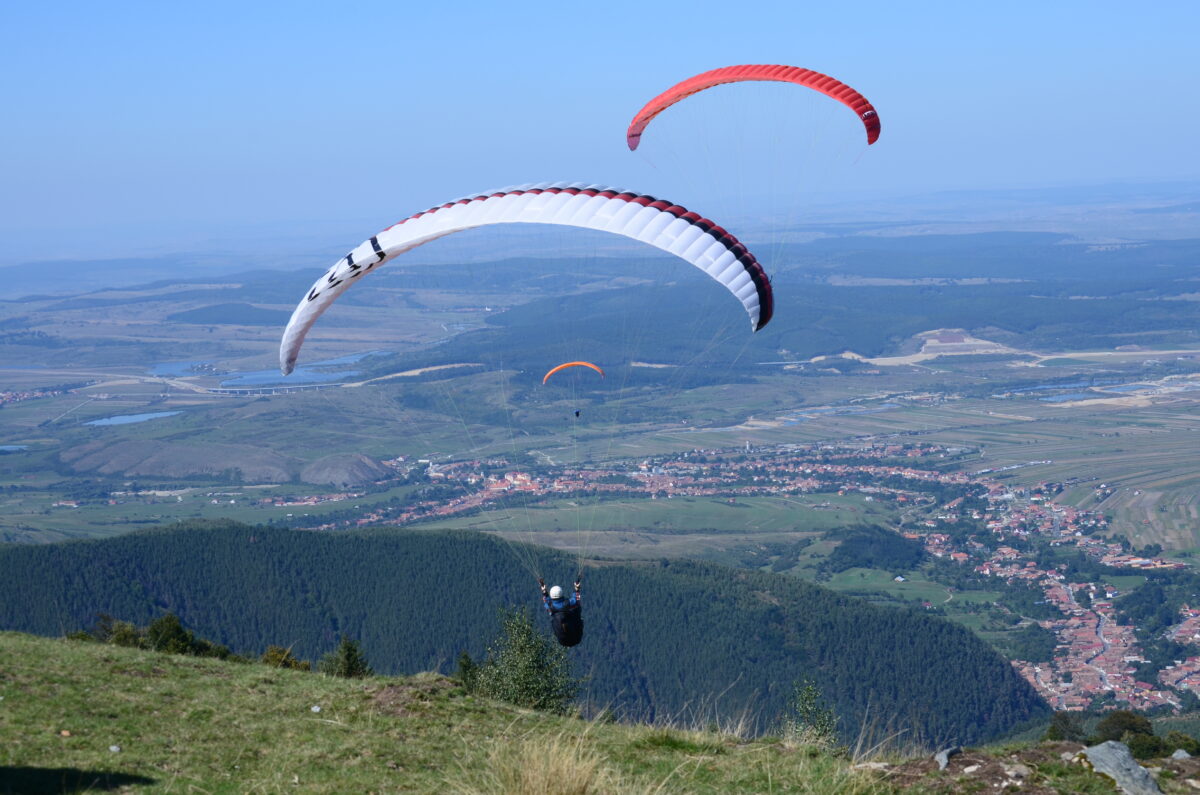 campionatul european de parapantă are loc la sibiu - piloți din douăzeci de țări vin pe aerodromul măgura