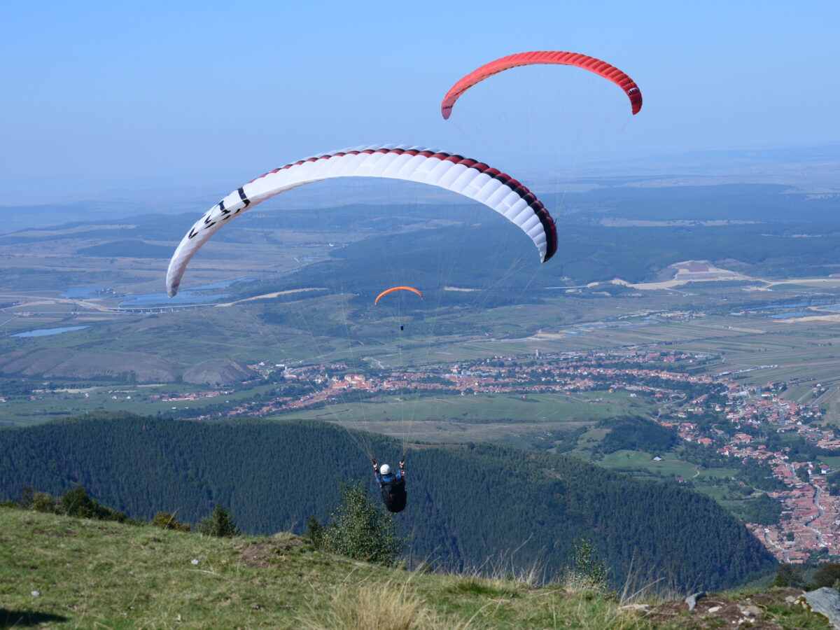 campionatul european de parapantă are loc la sibiu - piloți din douăzeci de țări vin pe aerodromul măgura