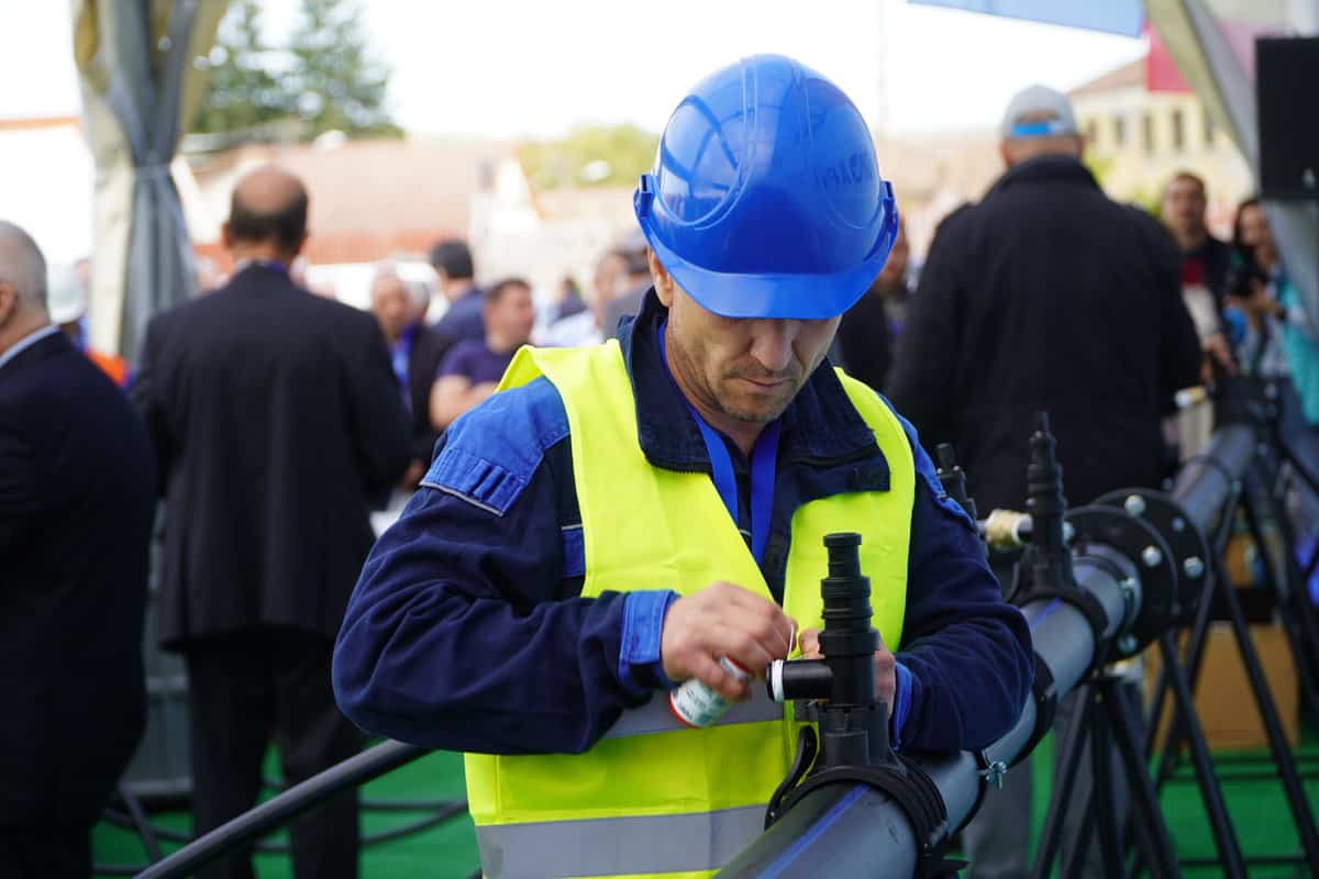 cei mai rapizi instalatori desemnați la sibiu sunt din focșani- au făcut un branșament sub presiune foto - video