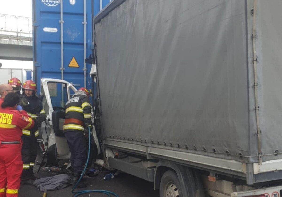 UPDATE Accident grav pe autostradă la Sibiu - Șofer decedat după ce s-a izbit cu dubița de un TIR