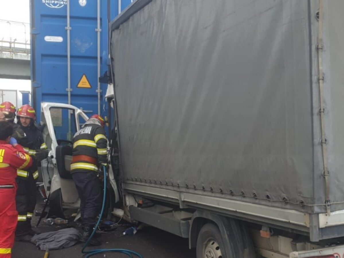 UPDATE Accident grav pe autostradă la Sibiu - Șofer decedat după ce s-a izbit cu dubița de un TIR