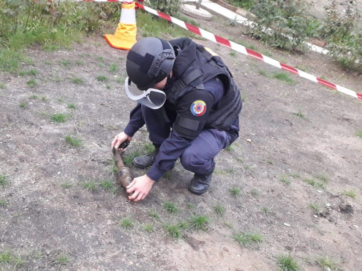 FOTO: Un medieșean a găsit un obuz în curtea casei