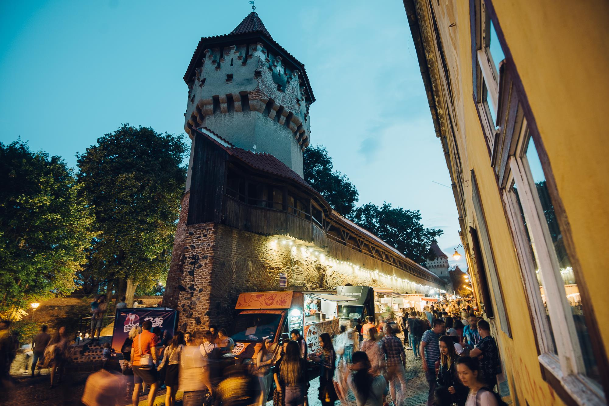 începe cel mai cunoscut street food festival din sibiu - zeci de food truck-uri vă dau întâlnire la ”foodie” pe strada cetății - distracție pe cinste și pentru copii