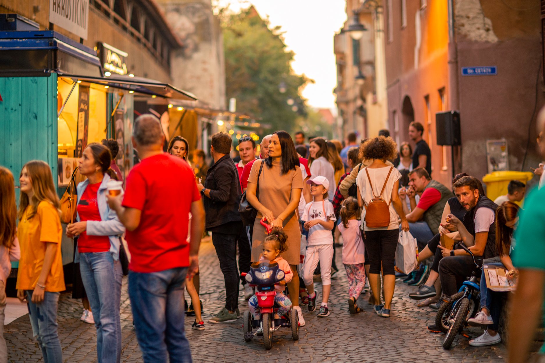 începe cel mai cunoscut street food festival din sibiu - zeci de food truck-uri vă dau întâlnire la ”foodie” pe strada cetății - distracție pe cinste și pentru copii