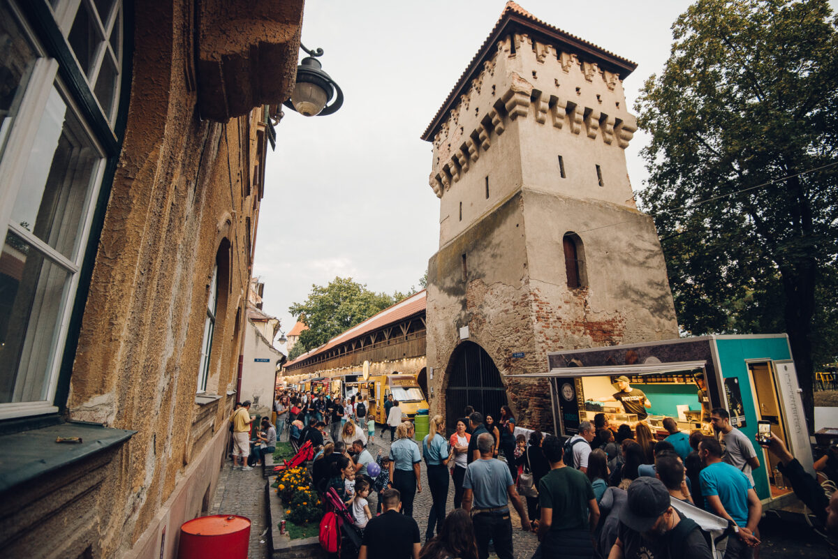 începe cel mai cunoscut street food festival din sibiu - zeci de food truck-uri vă dau întâlnire la ”foodie” pe strada cetății - distracție pe cinste și pentru copii