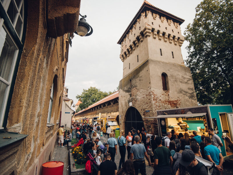 începe cel mai cunoscut street food festival din sibiu - zeci de food truck-uri vă dau întâlnire la ”foodie” pe strada cetății - distracție pe cinste și pentru copii