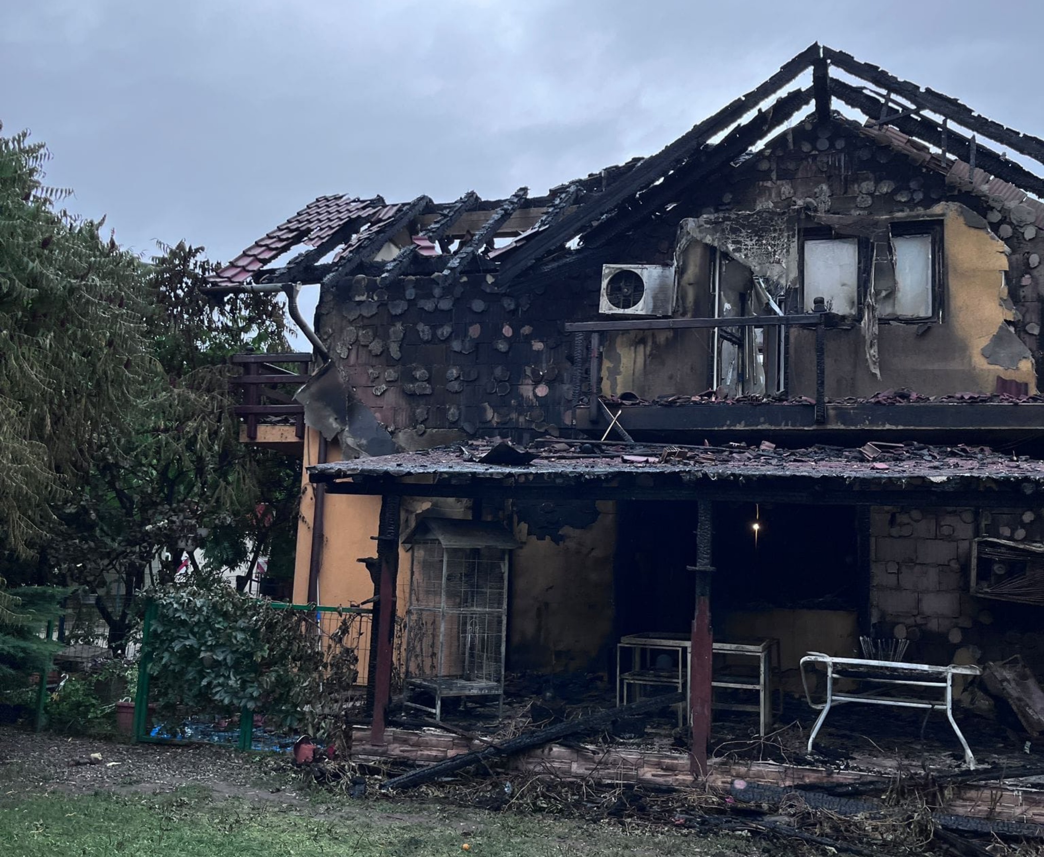 pompierul piroman a incendiat casa din șura mare din răzbunare - fosta soție și cei trei copii au rămas fără locuință