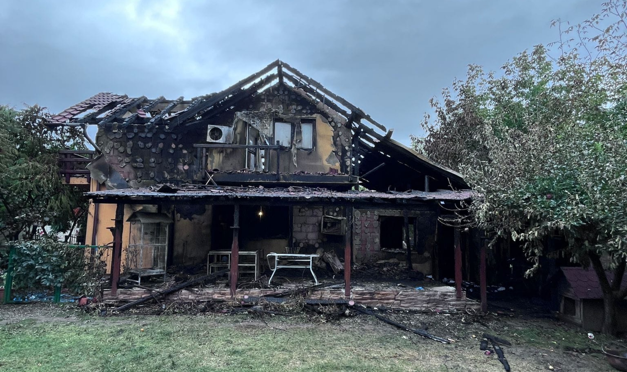 pompierul piroman a incendiat casa din șura mare din răzbunare - fosta soție și cei trei copii au rămas fără locuință