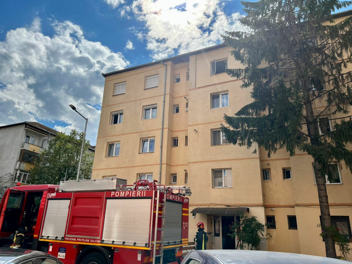 Incendiu într-un bloc din Hipodrom din cauza unei tigăi uitate pe foc - Femeie și bărbat, duși la spital