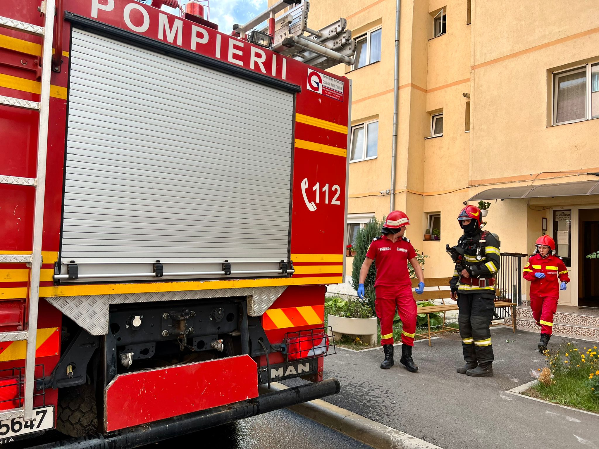 Incendiu într-un bloc din Hipodrom din cauza unei tigăi uitate pe foc - Femeie și bărbat, duși la spital