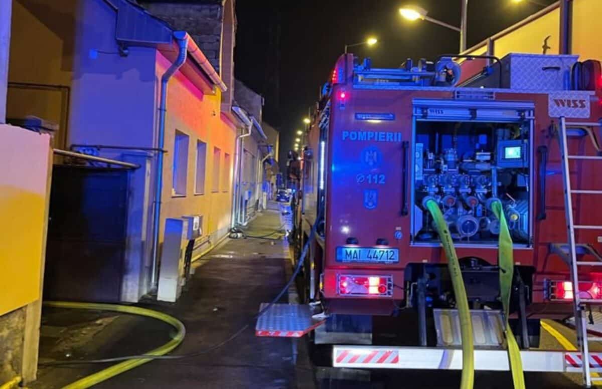 Incendiu produs de o lumânare în Sibiu - Femeie cu atac de panică, îngrijită de salvatori