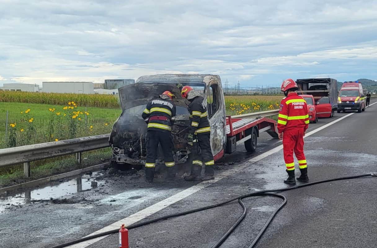 foto: incendiu pe autostradă la veștem - a luat foc o autoutilitară