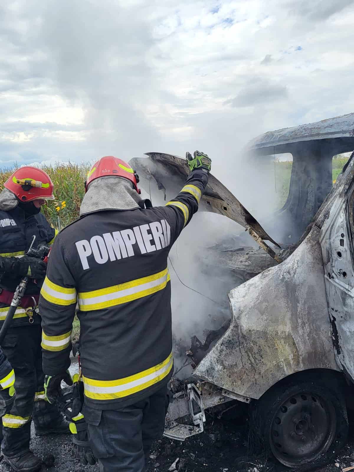 foto: incendiu pe autostradă la veștem - a luat foc o autoutilitară