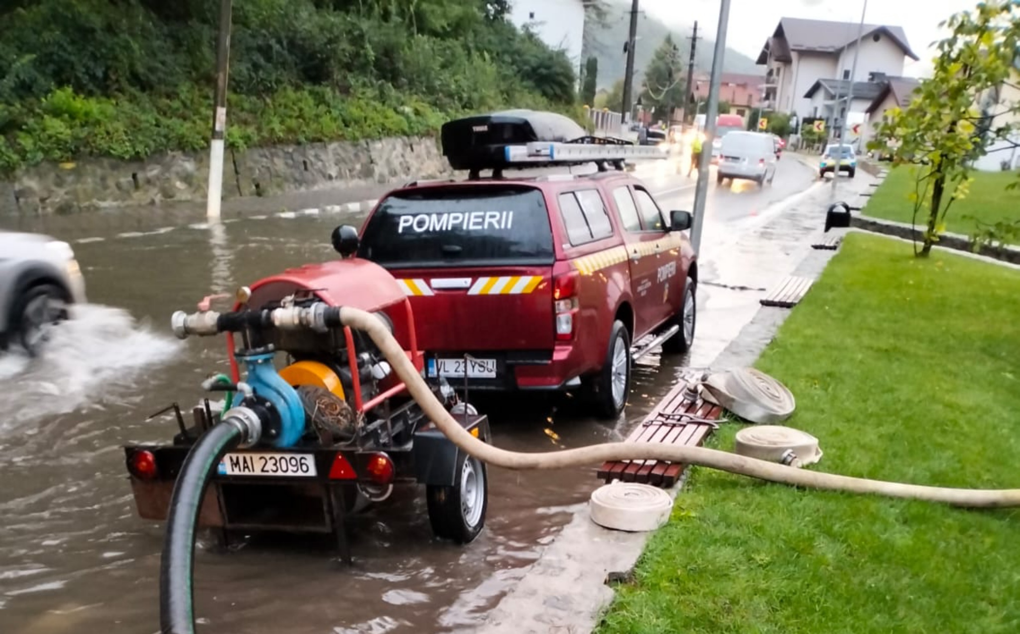 Probleme din cauza ploilor pe Valea Oltului - Stradă din Călimănești, inundată