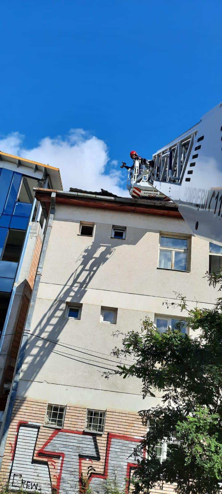 Foto - Vântul a făcut ravagii la Sibiu - Mai mulți copaci doborâți la pământ, iar unul a căzut pe o mașină