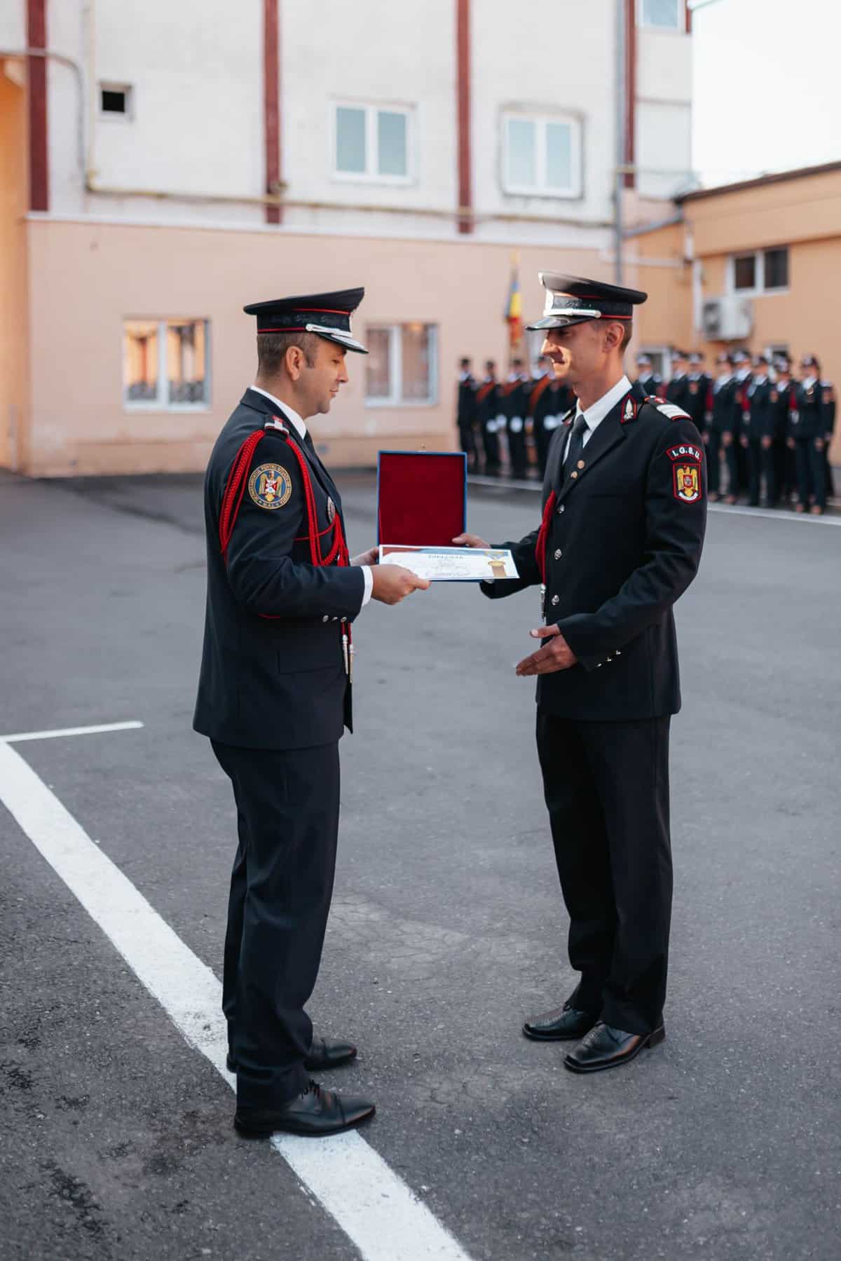 marius dobrin, pompierul anului la sibiu - a intrat în foc la o pensiune din tălmaciu și a salvat un alpinist utilitar în vasile aaron