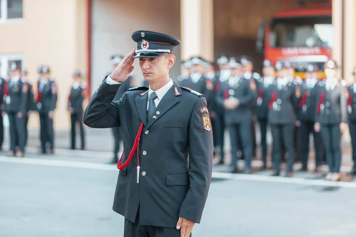 marius dobrin, pompierul anului la sibiu - a intrat în foc la o pensiune din tălmaciu și a salvat un alpinist utilitar în vasile aaron