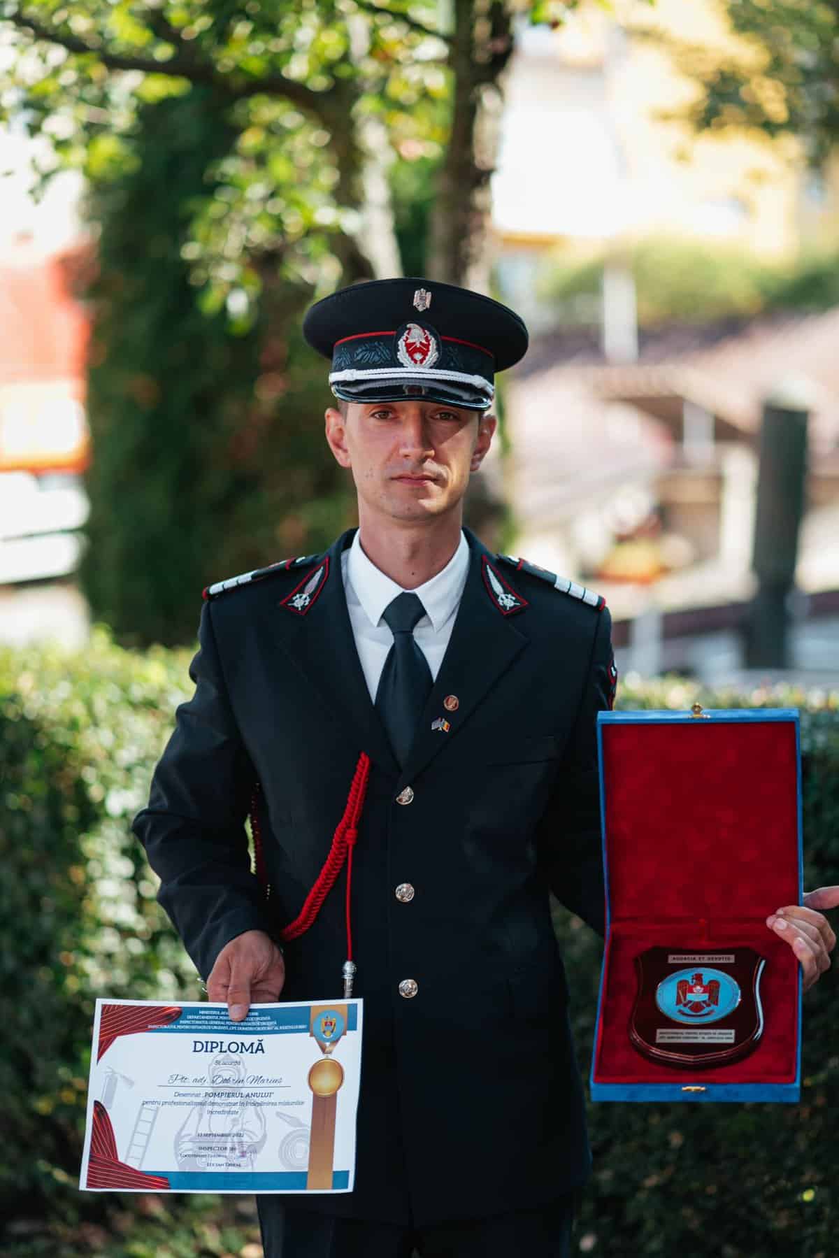 marius dobrin, pompierul anului la sibiu - a intrat în foc la o pensiune din tălmaciu și a salvat un alpinist utilitar în vasile aaron