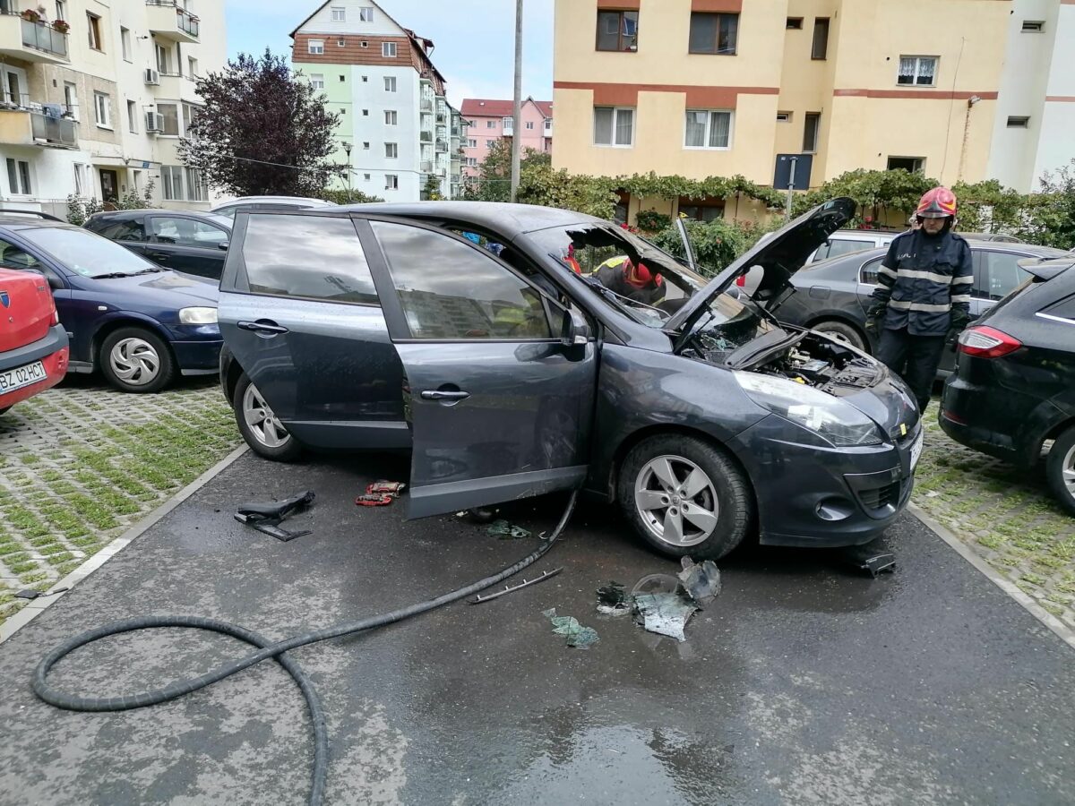 foto: o mașină a luat foc pe strada mihai viteazu din sibiu