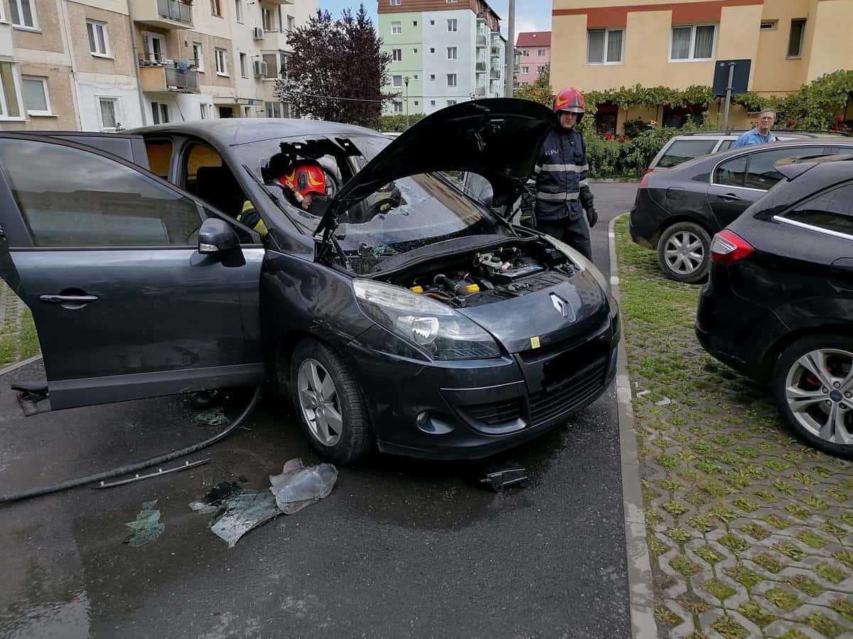 FOTO: O mașină a luat foc pe strada Mihai Viteazu din Sibiu