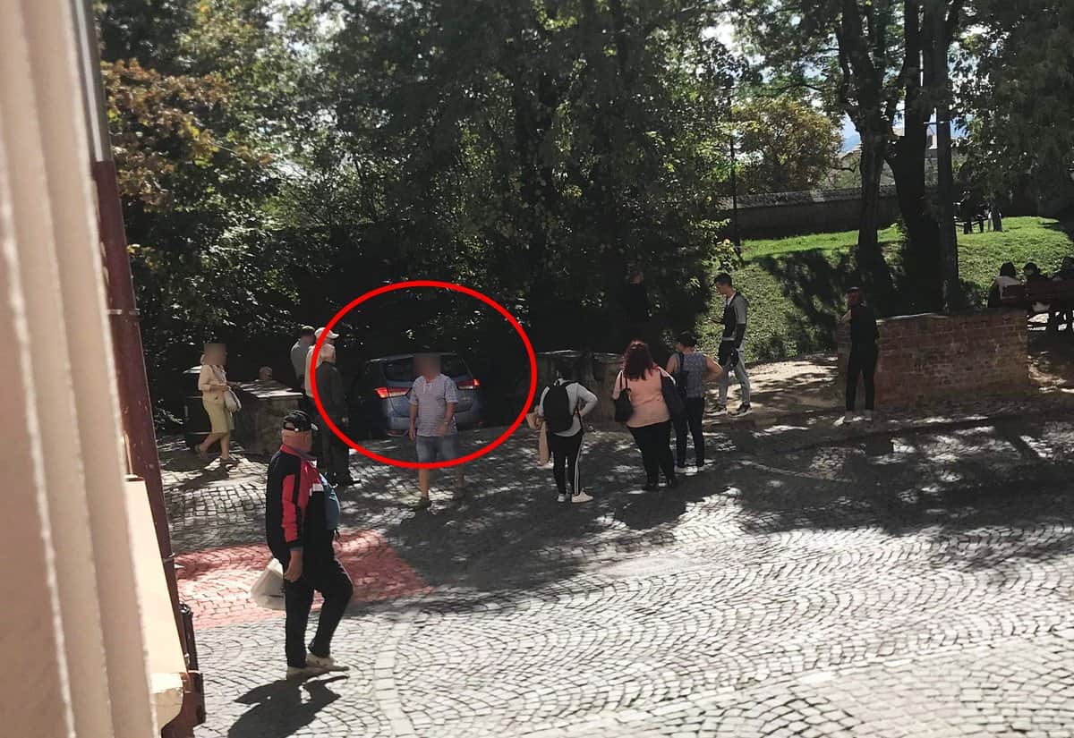 VIDEO: Șofer din Prahova, cu mașina pe scările din Parcul Cetății - „Poate așa l-a pus GPS-ul”