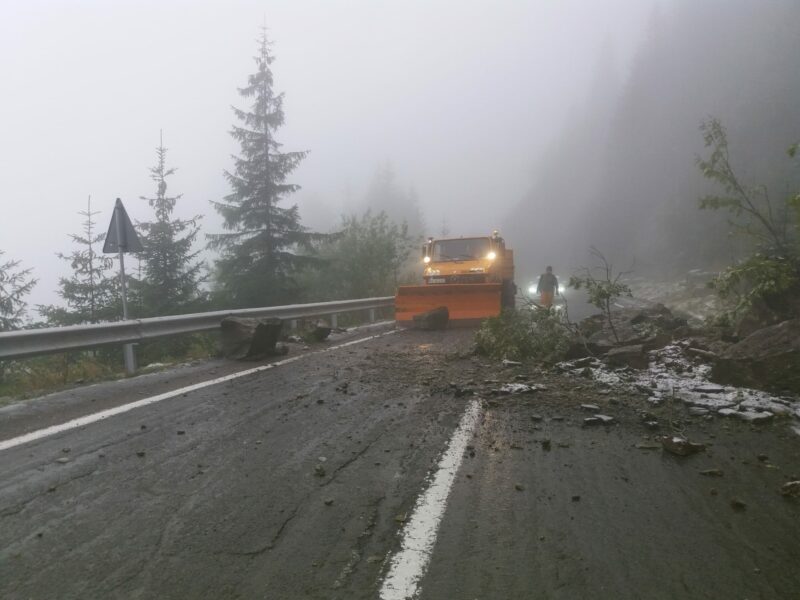 foto: trafic blocat pe transfăgărășan - au căzut pietre pe carosabil