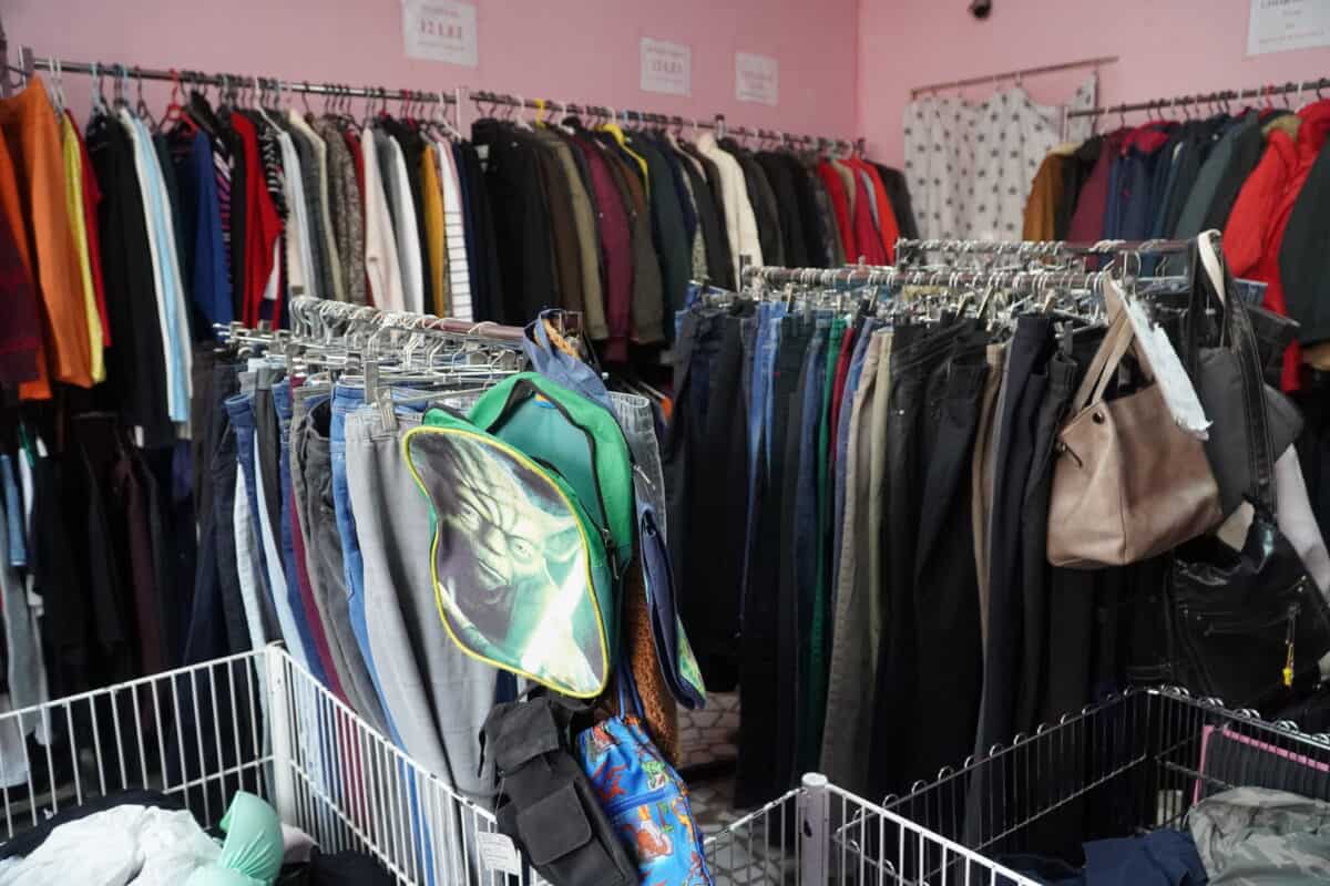 magazinele ”second hand” din sibiu nu mai au clienți - proprietar: „am vrut să închid, dar nu am ce face cu marfa”