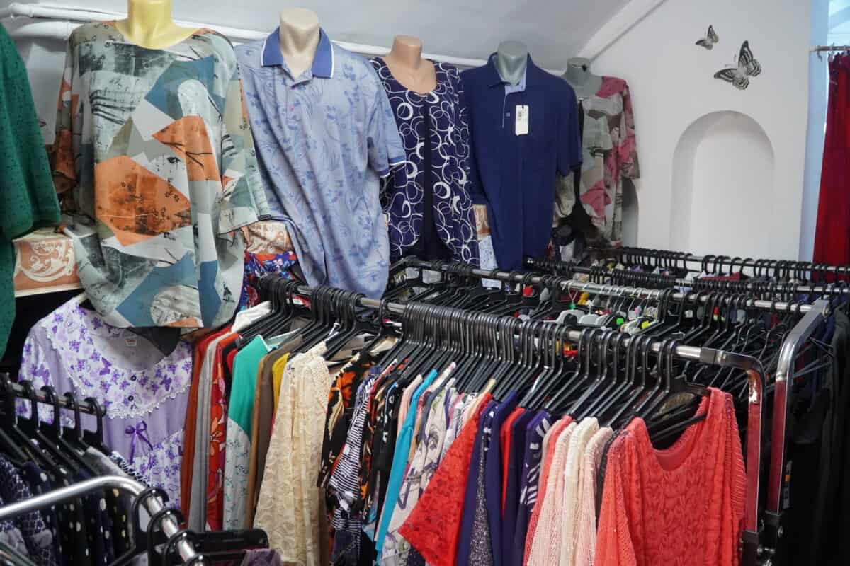 magazinele ”second hand” din sibiu nu mai au clienți - proprietar: „am vrut să închid, dar nu am ce face cu marfa”