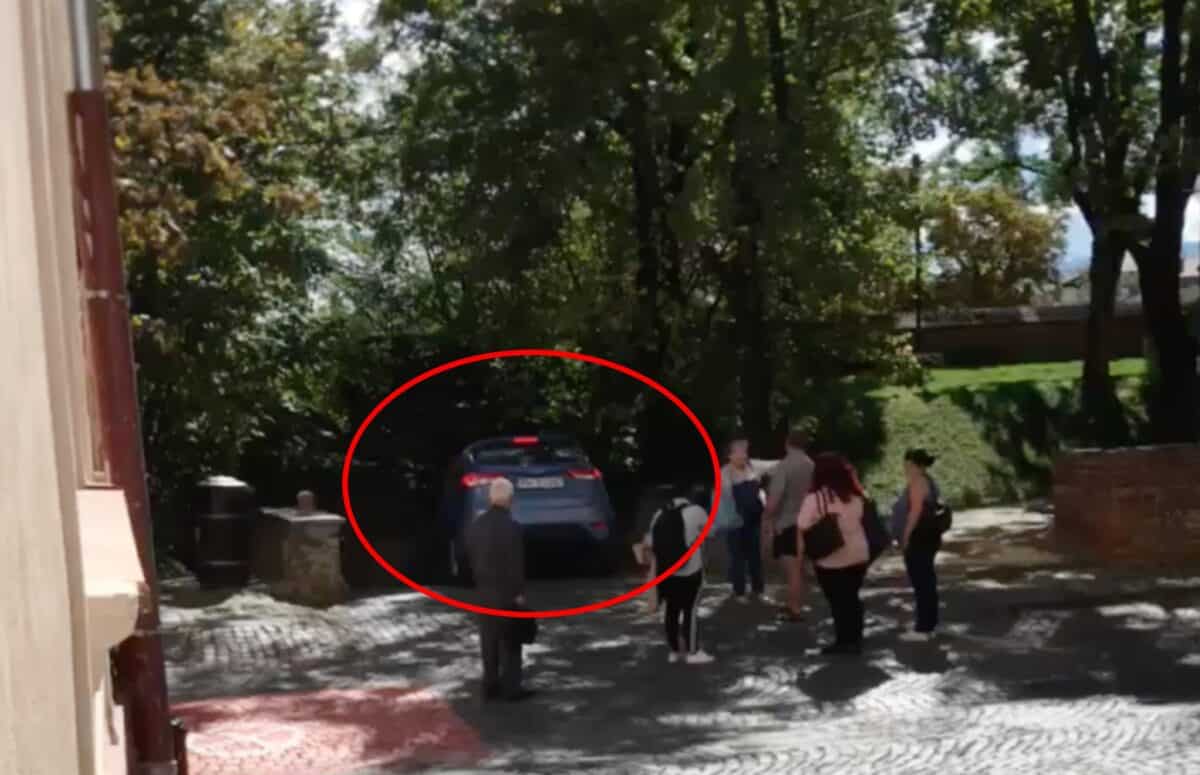 VIDEO: Șofer din Prahova, cu mașina pe scările din Parcul Cetății - „Poate așa l-a pus GPS-ul”