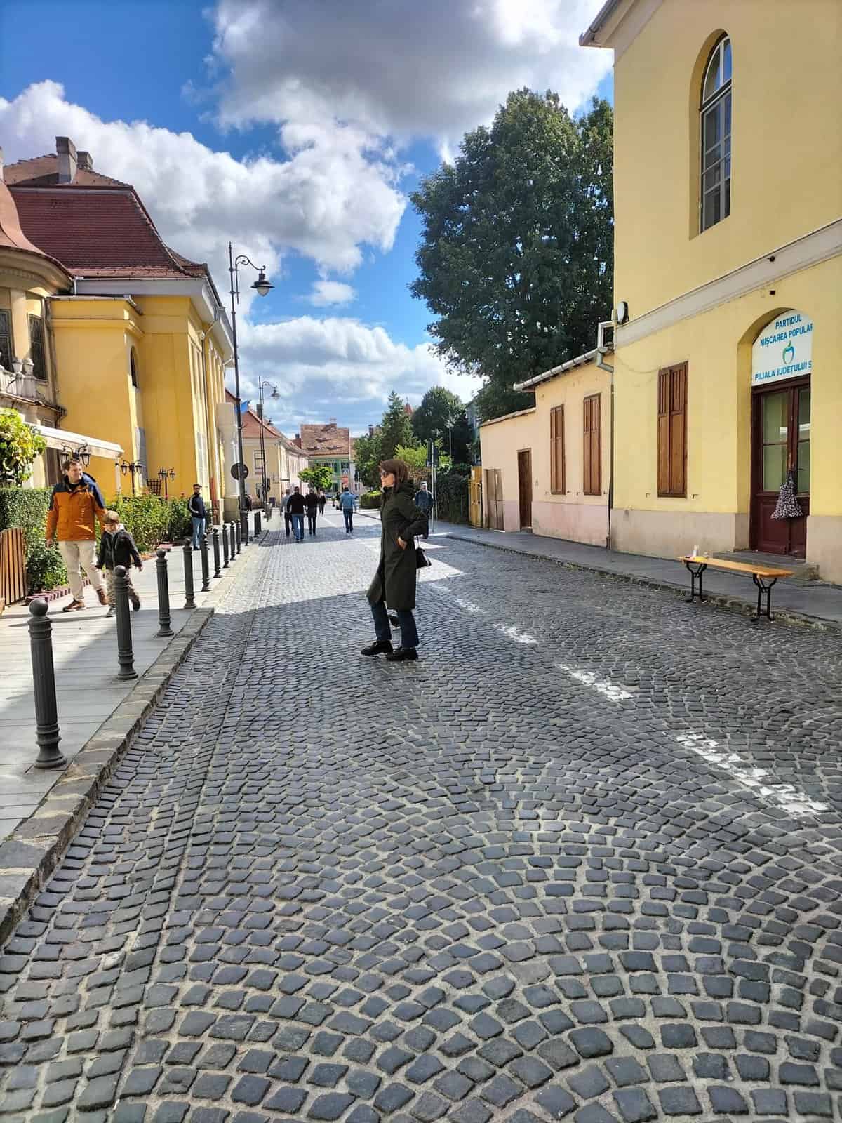 FOTO Străzile din centrul Sibiului goale - Zeci de mașini parcate au dispărut pentru o zi