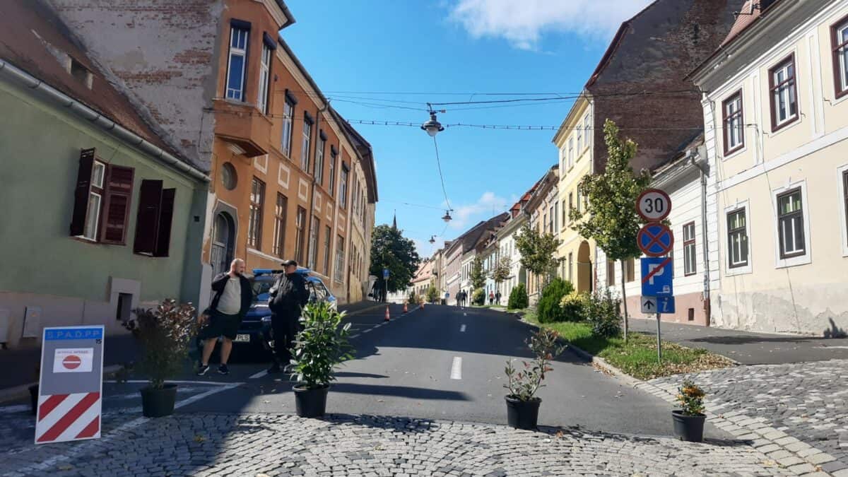 FOTO Străzile din centrul Sibiului goale - Zeci de mașini parcate au dispărut pentru o zi