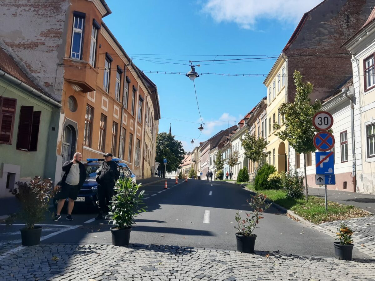 FOTO Străzile din centrul Sibiului goale - Zeci de mașini parcate au dispărut pentru o zi